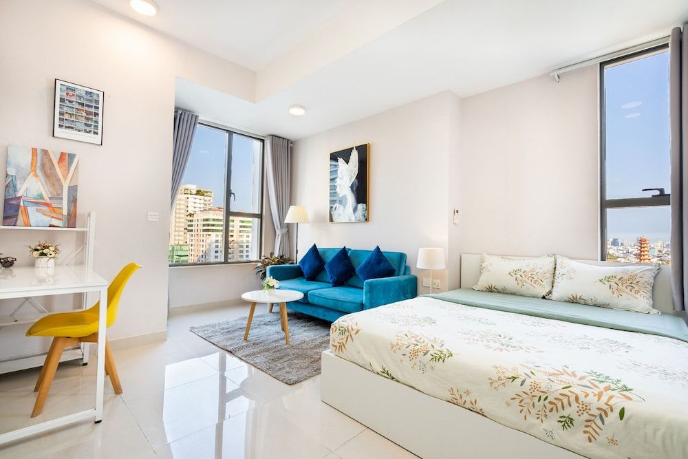 Infinity Pool Signature - Saigon Rivergate Standard Studio 10