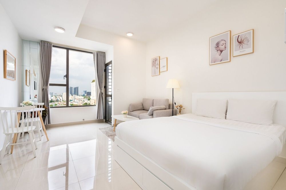 Infinity Pool Signature - Saigon Rivergate Standard Studio 14