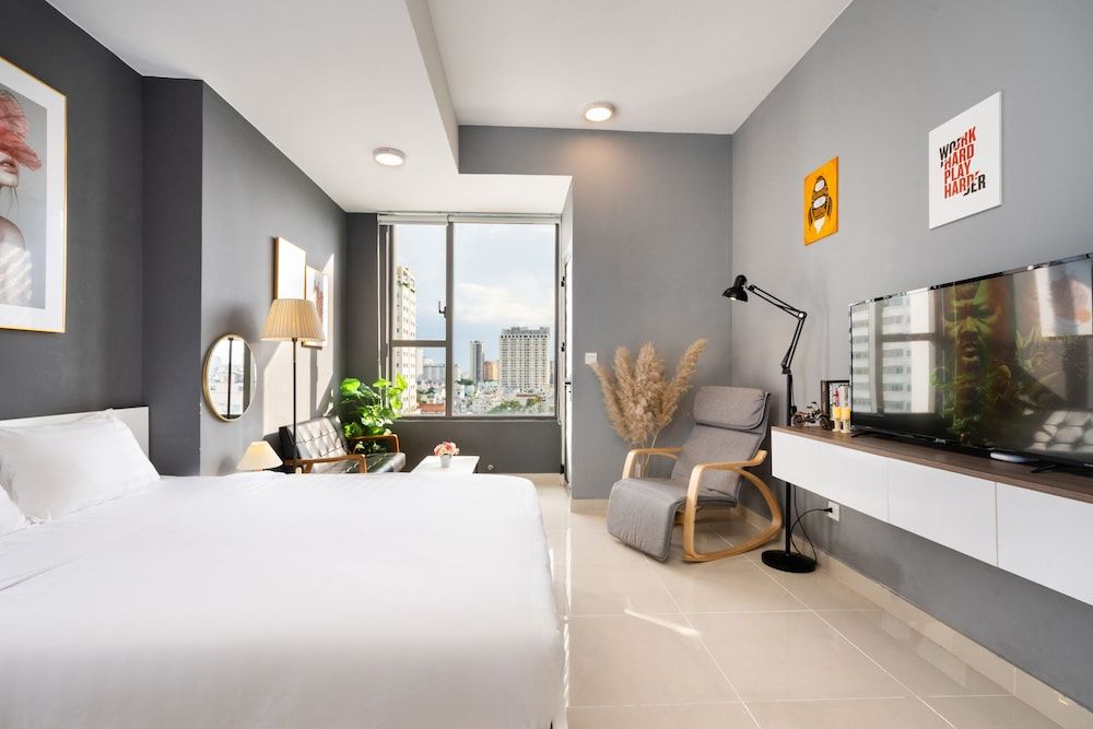 Infinity Pool Signature - Saigon Rivergate Standard Studio 11