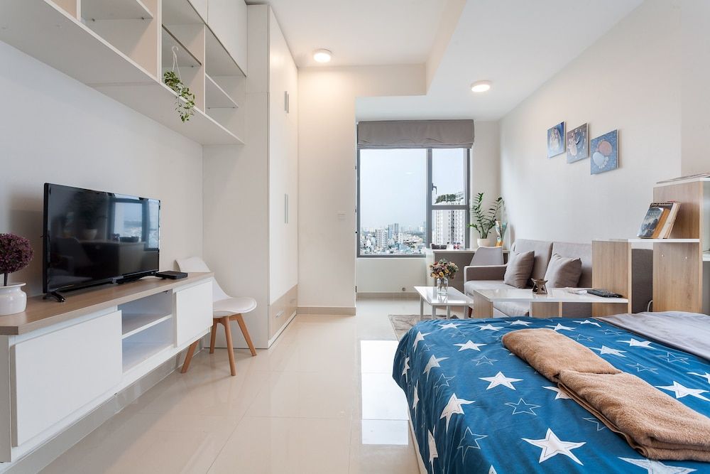 Infinity Pool Signature - Saigon Rivergate Standard Studio 17