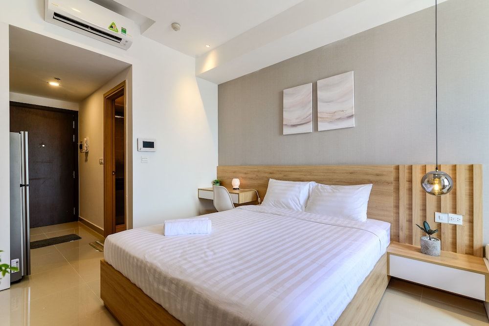 Infinity Pool Signature - Saigon Rivergate Standard Studio 8