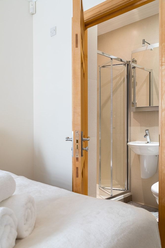 Luxury 5-bedroom Villa With Parking and AC House (5 Bedrooms) 11