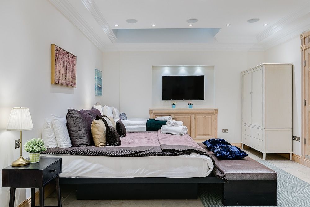 Luxury 5-bedroom Villa With Parking and AC House (5 Bedrooms) 6