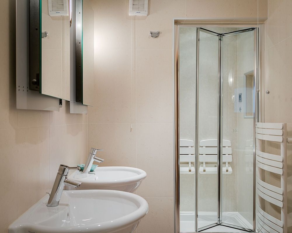 Luxury 5-bedroom Villa With Parking and AC House (5 Bedrooms) 15