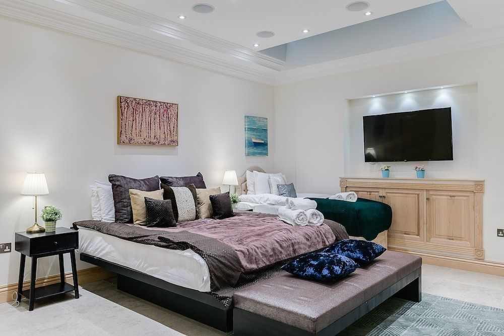 undefined Luxury 5-bedroom Villa With Parking and AC 7