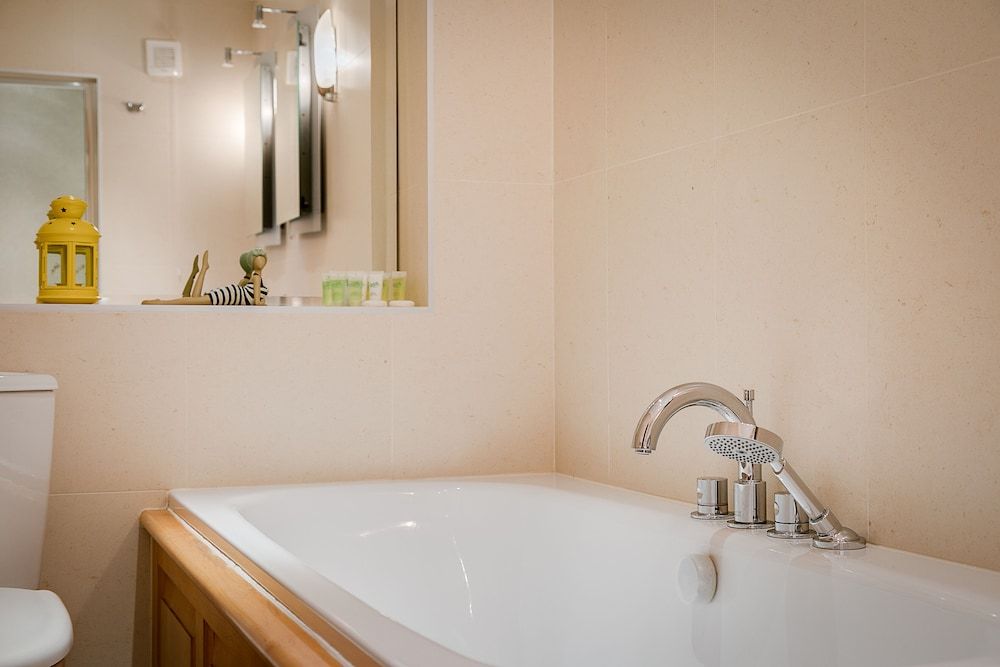 Luxury 5-bedroom Villa With Parking and AC House (5 Bedrooms) 17