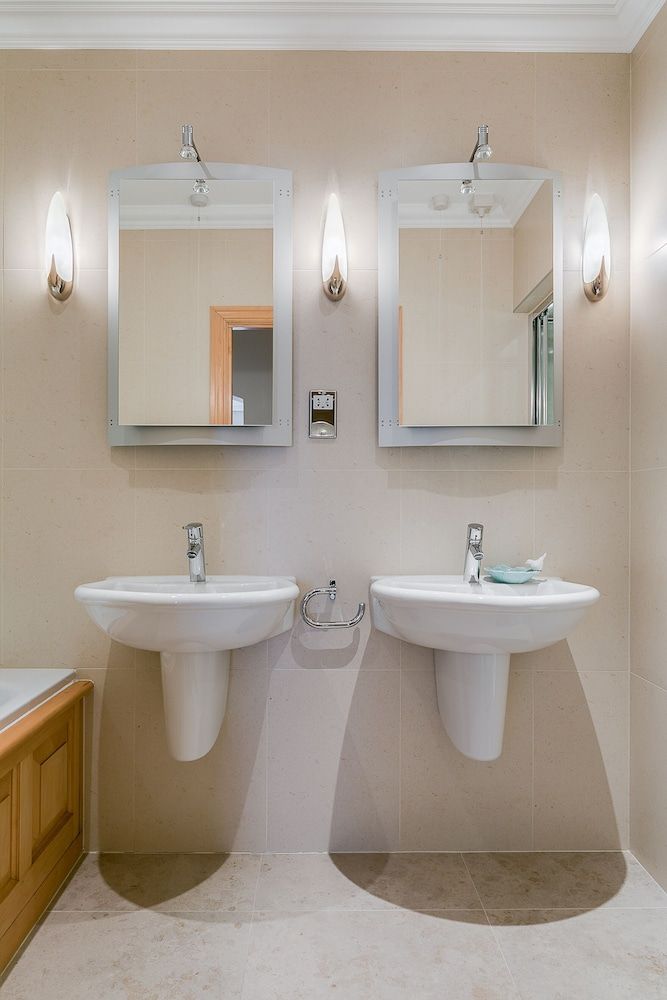 Luxury 5-bedroom Villa With Parking and AC House (5 Bedrooms) 13