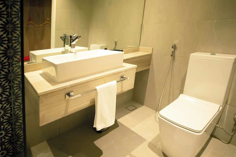 Kingsgate Canal Hotel Standard Room (includes 25% off F&B) 5