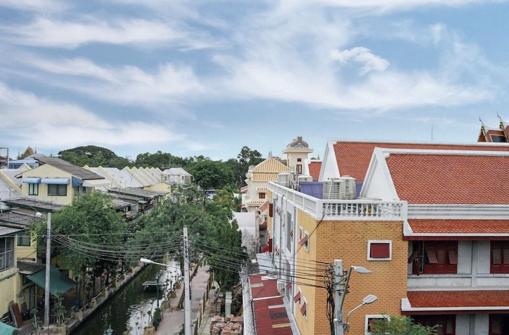 undefined YakThai Poshtel 2