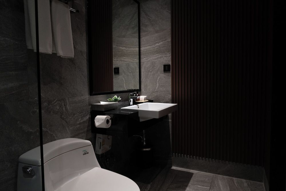 Walton Suites Sukhumvit Pool Access 2