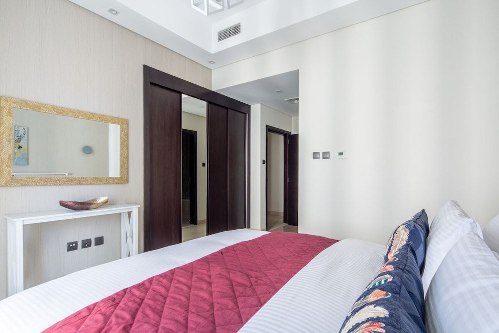 undefined Luxuriously Elegant 2BR Apartment in Downtown Dubai 8
