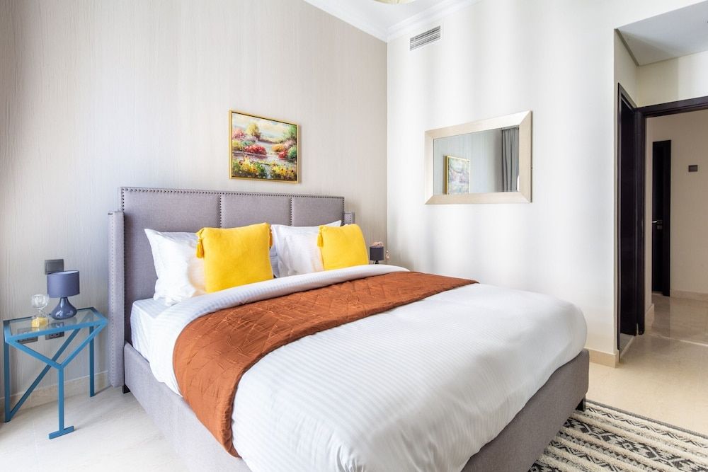 undefined Luxuriously Elegant 2BR Apartment in Downtown Dubai 7