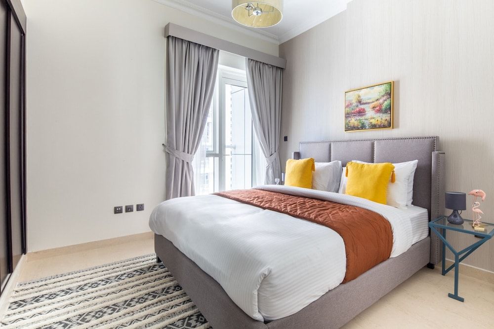 undefined Luxuriously Elegant 2BR Apartment in Downtown Dubai 9