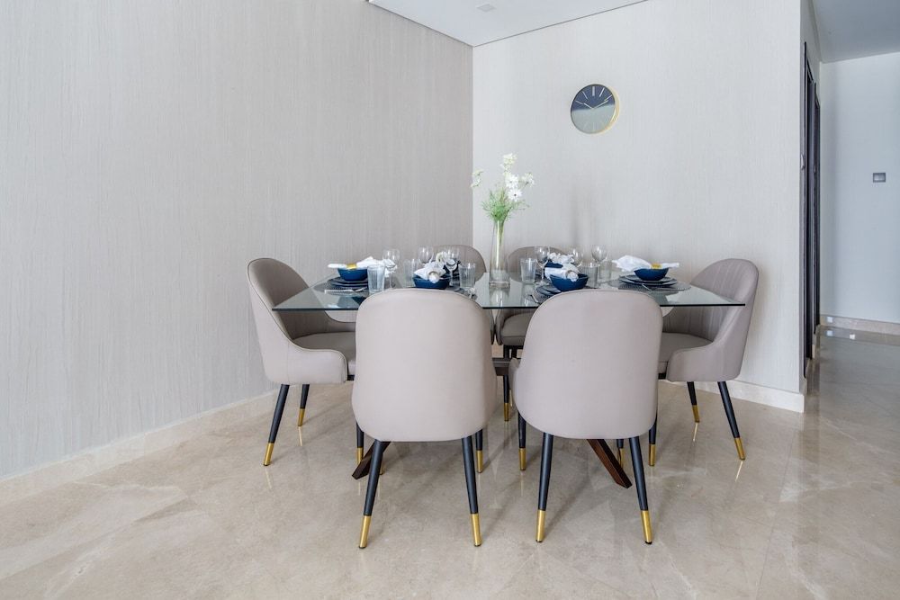 undefined Luxuriously Elegant 2BR Apartment in Downtown Dubai 3