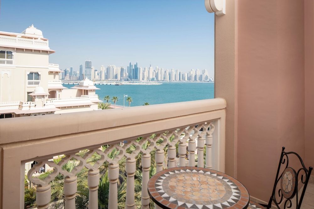 Luton Vacation Homes Grandeur Residence Apartment, 2 Bedrooms, Sea View, Beachfront 8