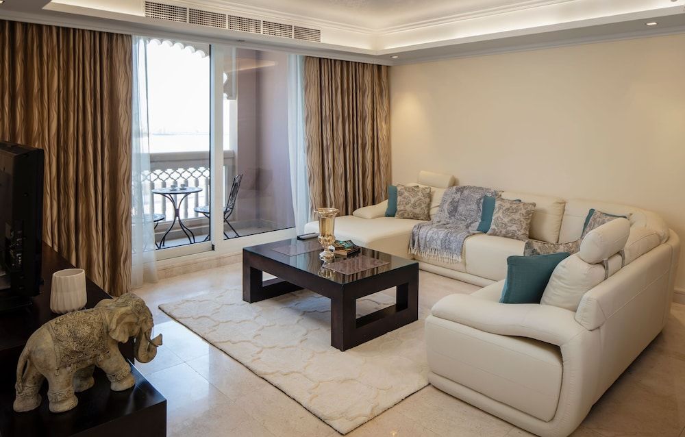 Luton Vacation Homes Grandeur Residence Apartment, 2 Bedrooms, Sea View, Beachfront 14