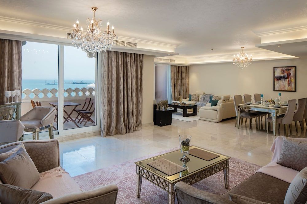 Luton Vacation Homes Grandeur Residence Apartment, 2 Bedrooms, Sea View, Beachfront 12