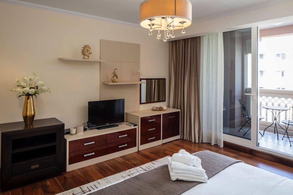 Luton Vacation Homes Grandeur Residence Apartment, 2 Bedrooms, Sea View, Beachfront 4