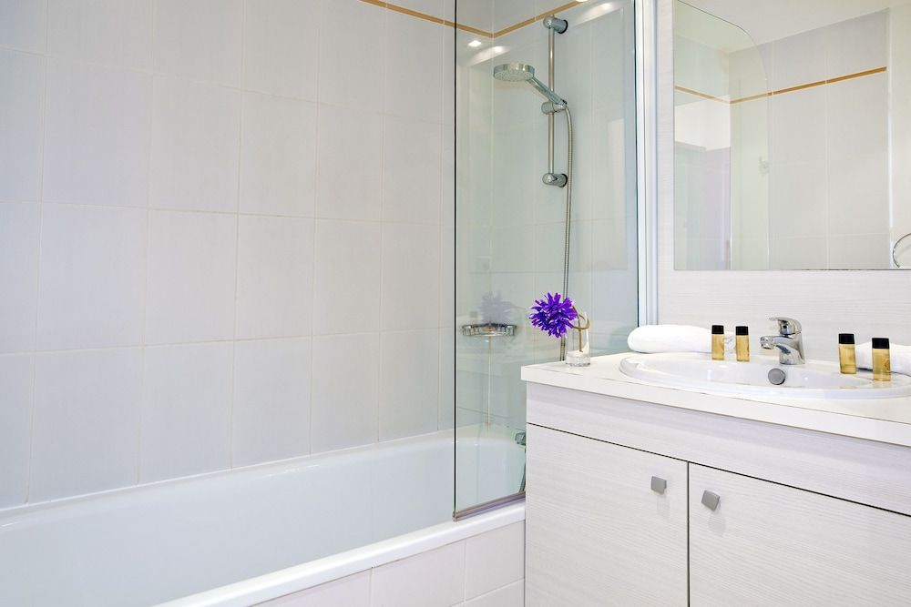 Séjours & Affaires Gex Les Rives du Leman Standard Apartment 2