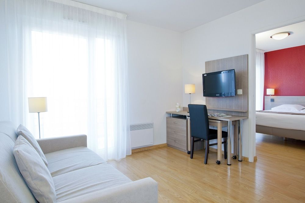 Séjours & Affaires Gex Les Rives du Leman Standard Apartment 3