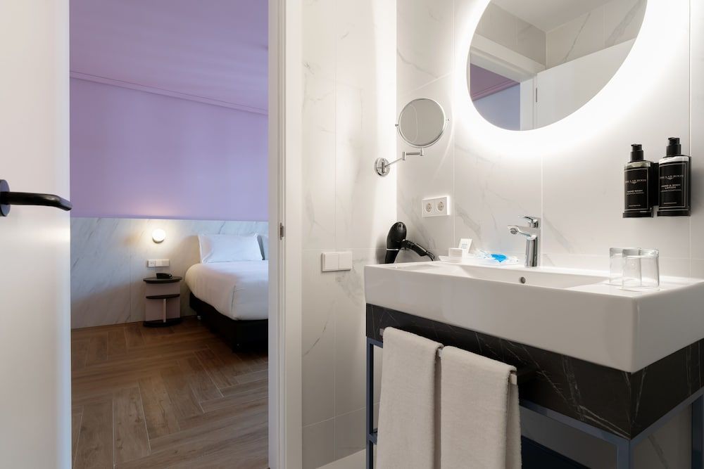 Ikonik Gran Via Double Room 10