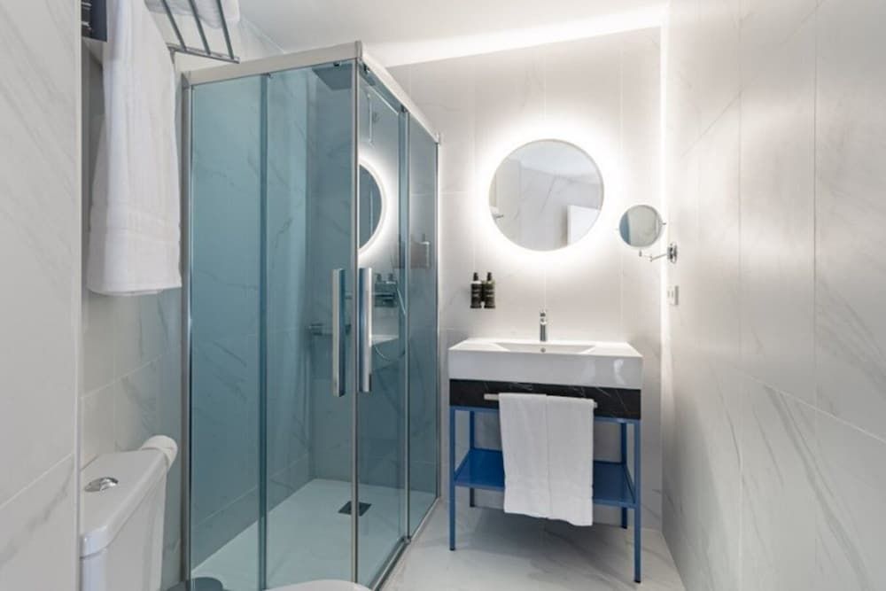 Ikonik Gran Via Double Room 8