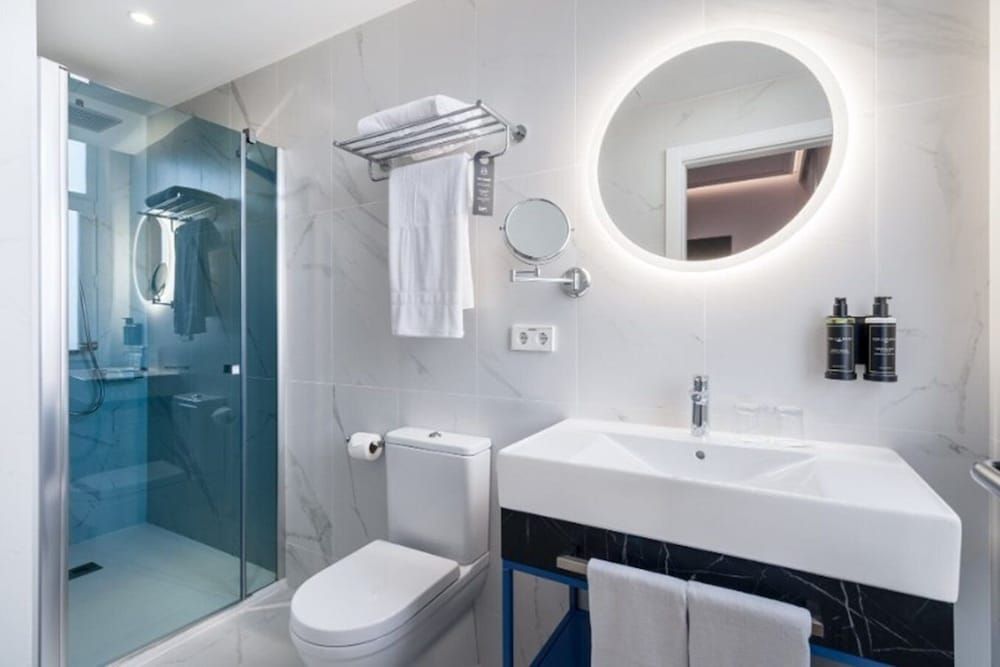 Ikonik Gran Via Double Room 9