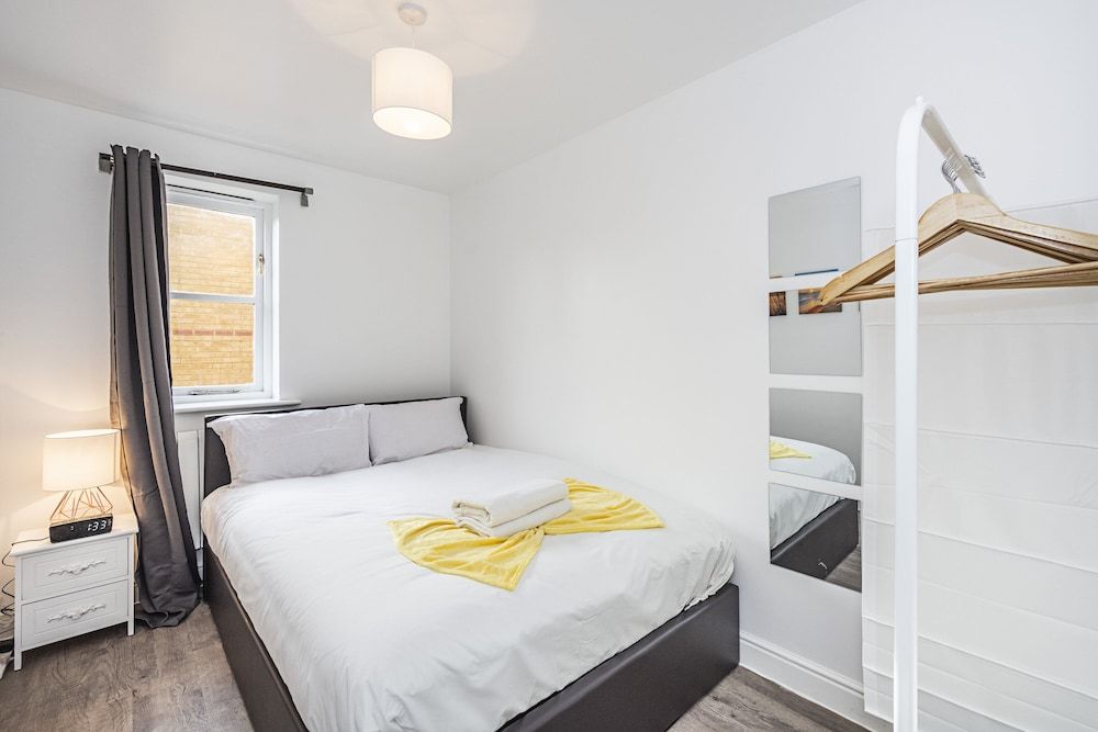 undefined Modern 2 Bedroom Lewisham Apartment 10