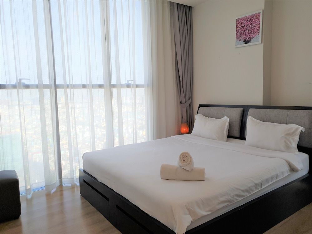 undefined Ami Splendid Infinity Pool 9