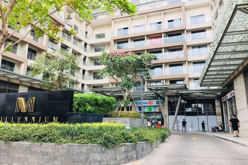 undefined Ami Splendid Infinity Pool 8