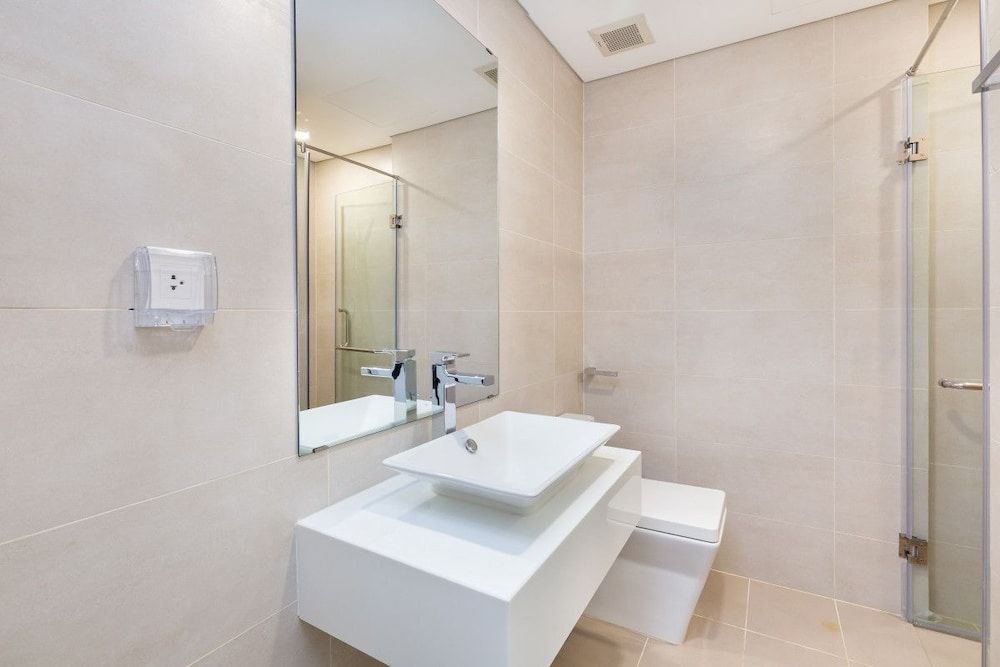 undefined Ami Splendid Infinity Pool 10