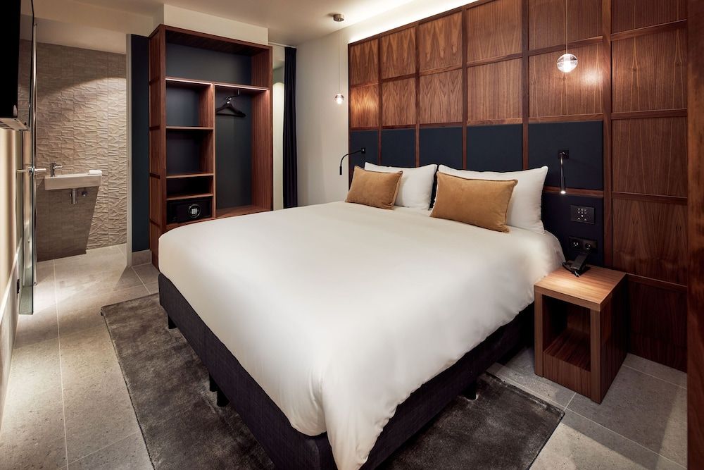 Met Hotel Amsterdam Comfort Double Room, No Windows 3