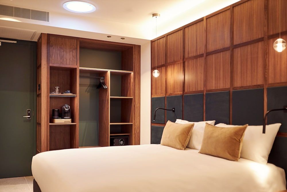 Met Hotel Amsterdam Comfort Double Room, No Windows 4