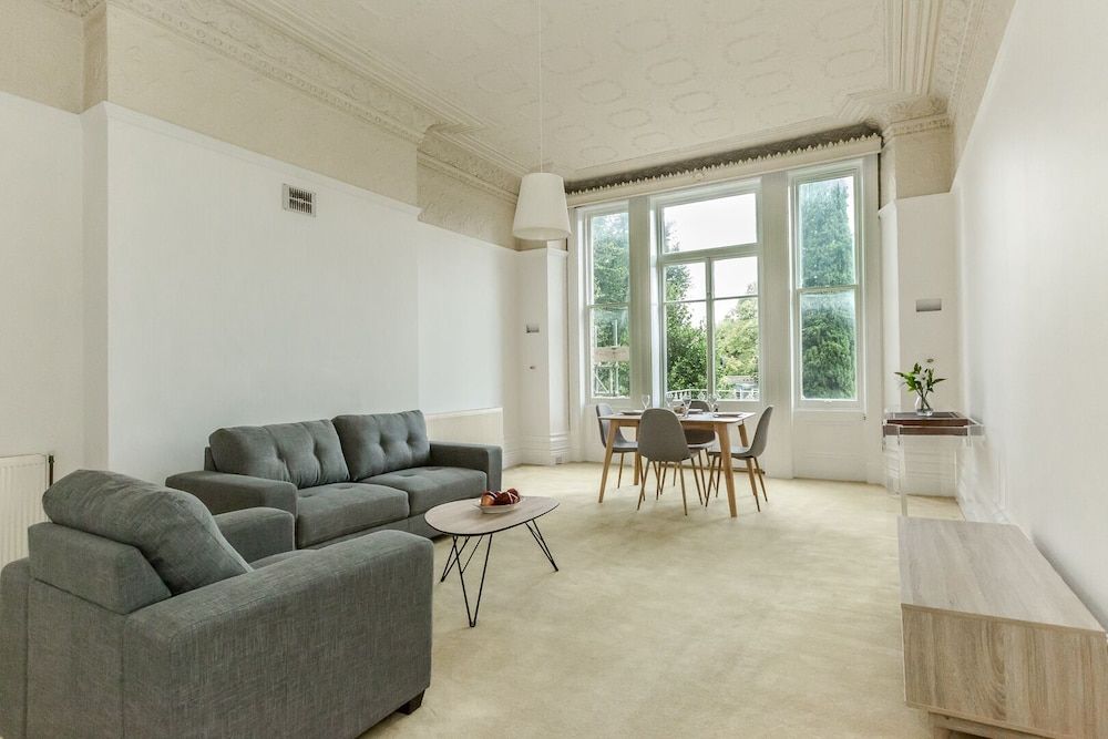 undefined Spacious 1BR Period Apartment Hampstead 8