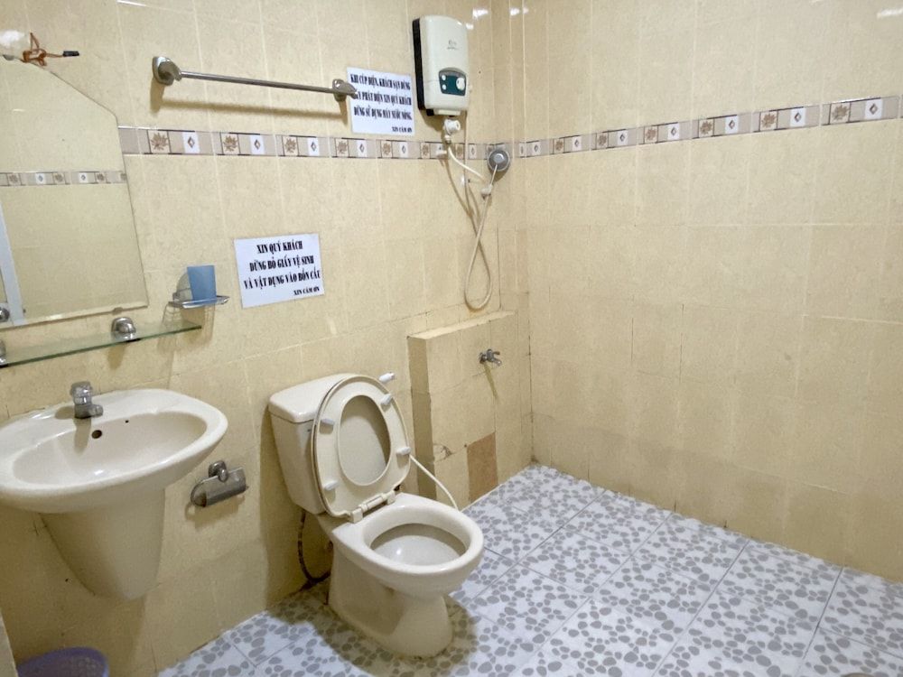 Ngoc Trinh Hotel Family Room 13