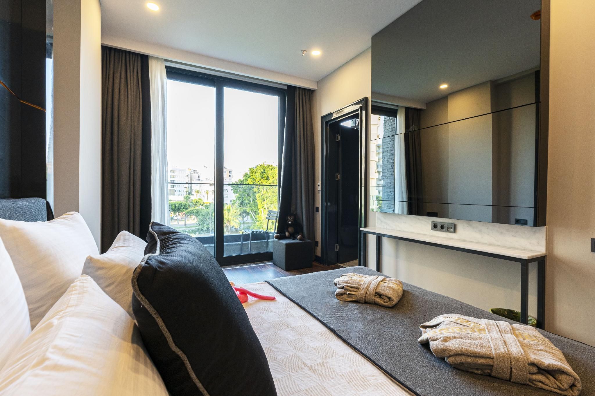 Lucky Monkey Hotel City View Triple Room 3