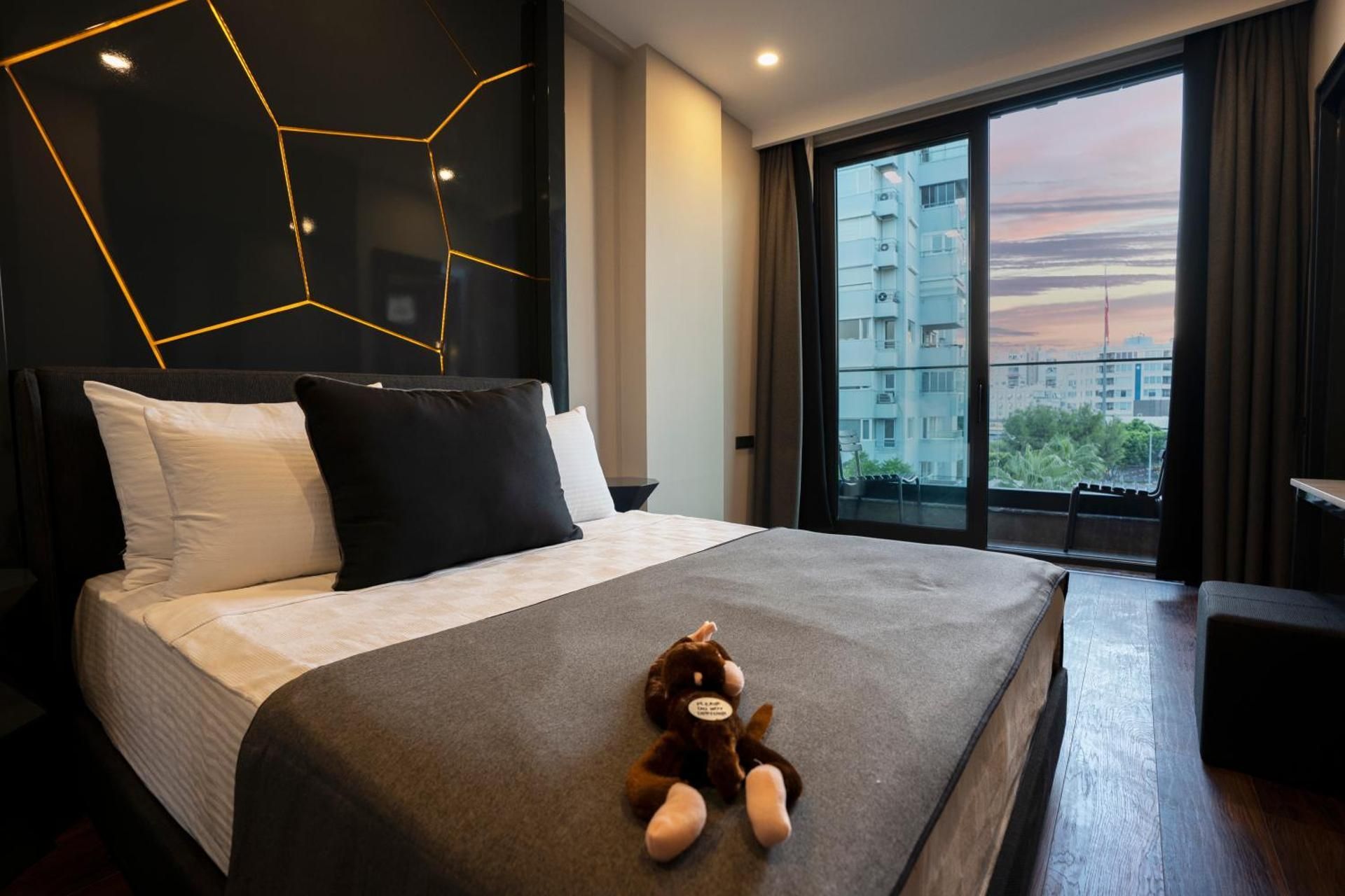Lucky Monkey Hotel City View Triple Room