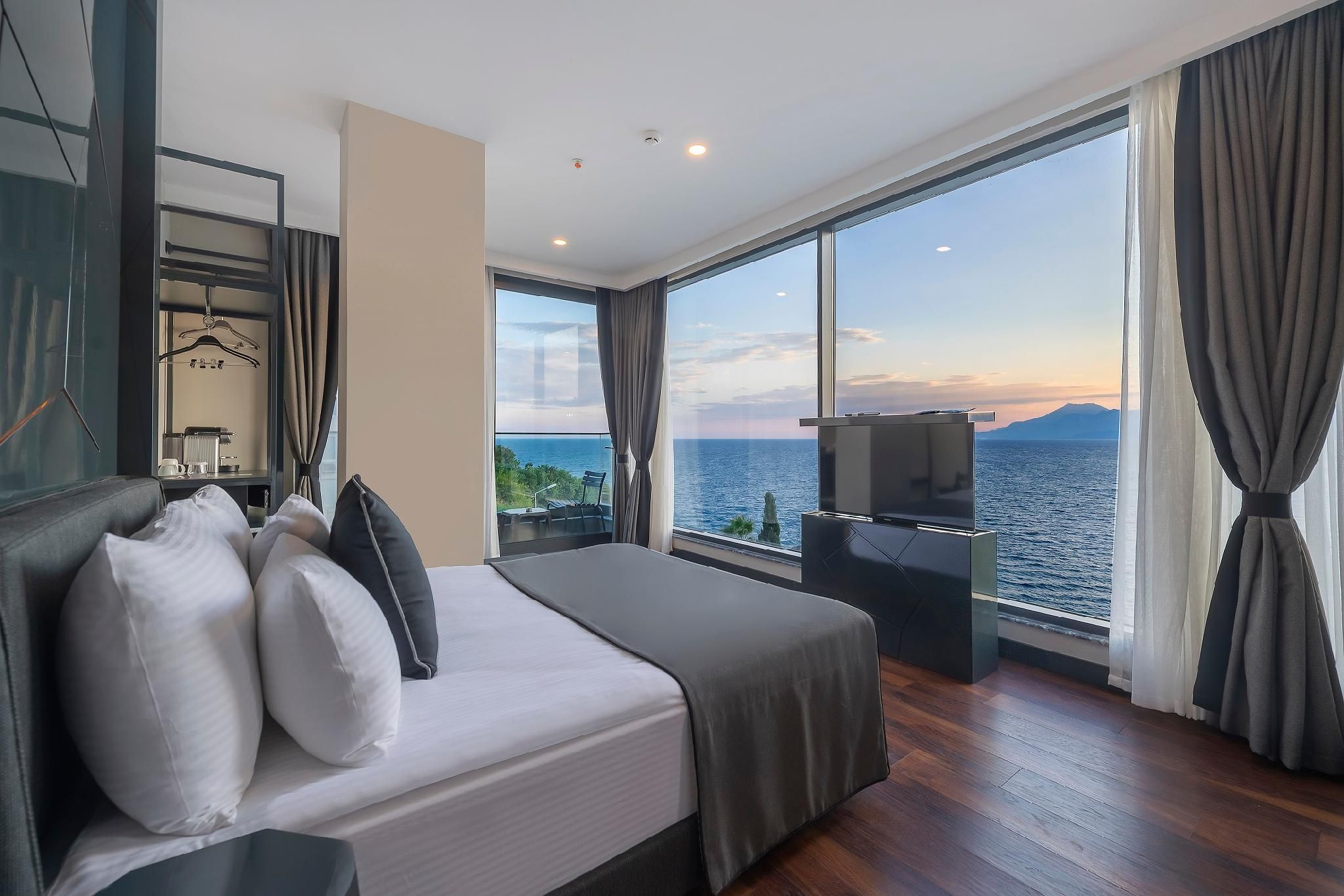 Deluxe Sea View Room with Balcony