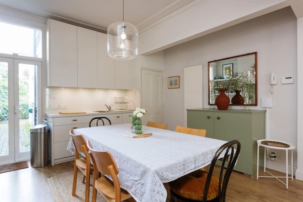 undefined Stunning 2 Bed Apt W Garden in Clapham 9
