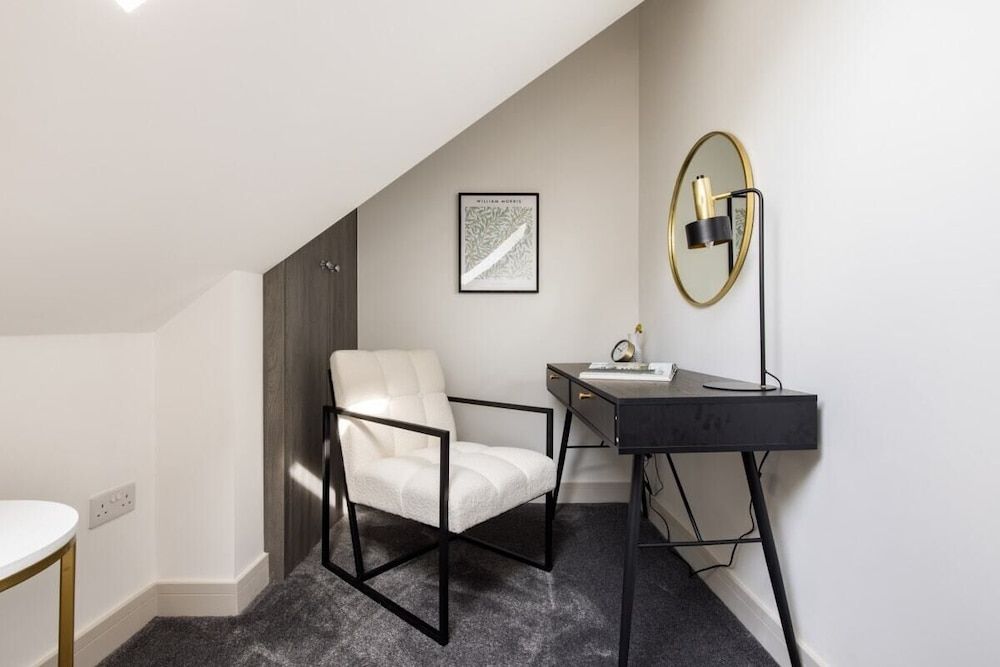 undefined The Battersea Classic - Charming 2bdr Flat With Study Room 6