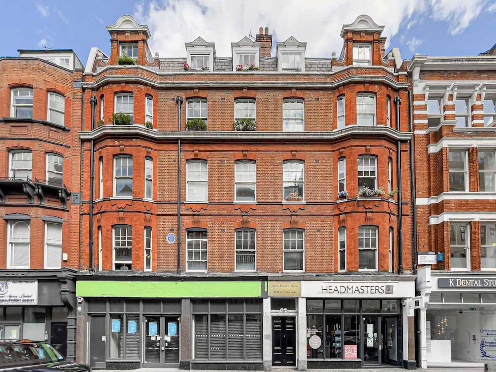 undefined Contemporary Flat in the Centre of Fitzrovia 2