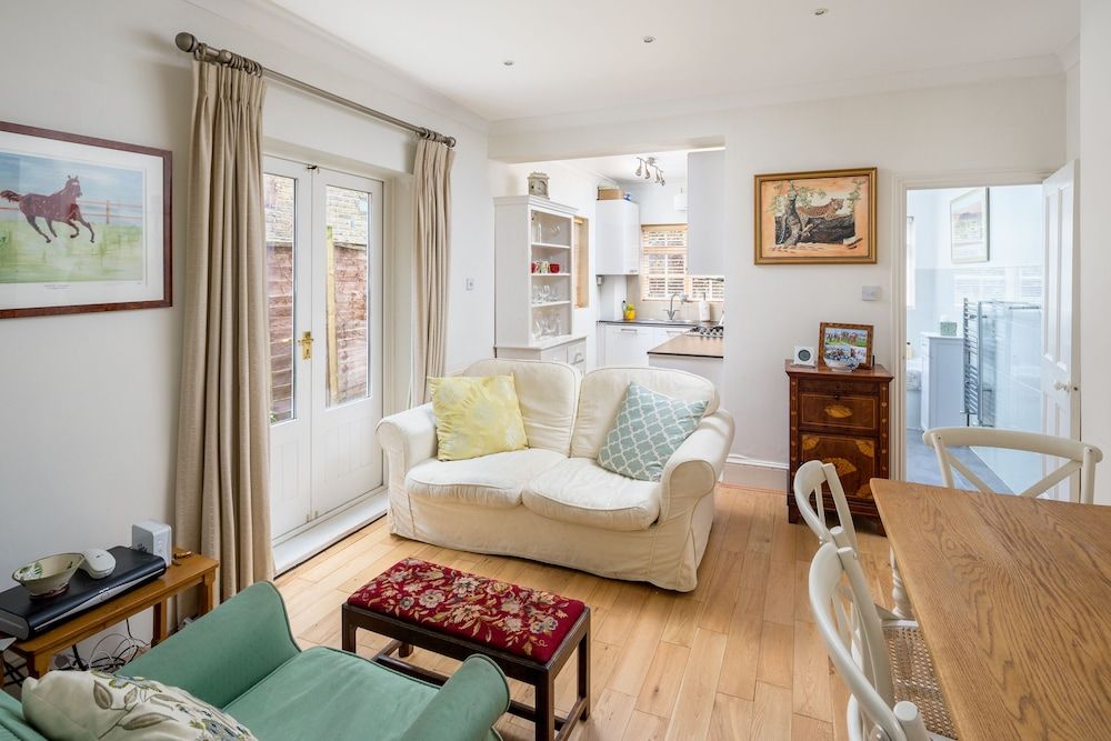 JOIVY Homely 2 Bed Riverside Flat with Patio in Hammersmith Apartment (2 Bedrooms) 2