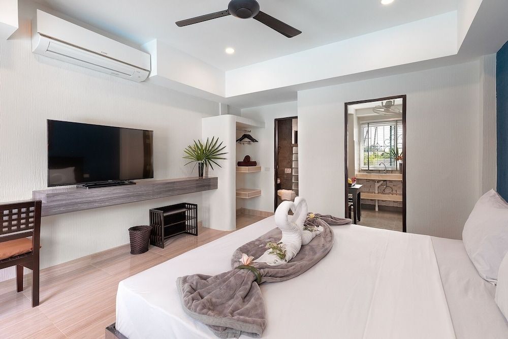 Chateau de Lamai Deluxe Room, Pool View 3