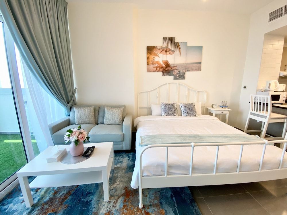 undefined Marco Polo - Pastel Studio with Stunning Aerial City Views 8