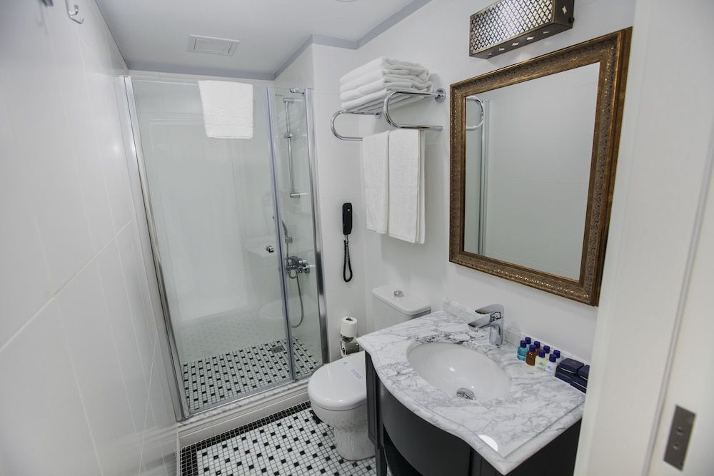 undefined Raymond Blue Hotel 10