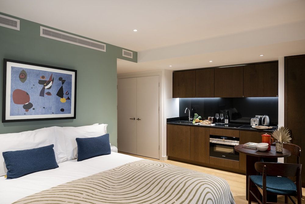 Cove Landmark Pinnacle Studio Apartment