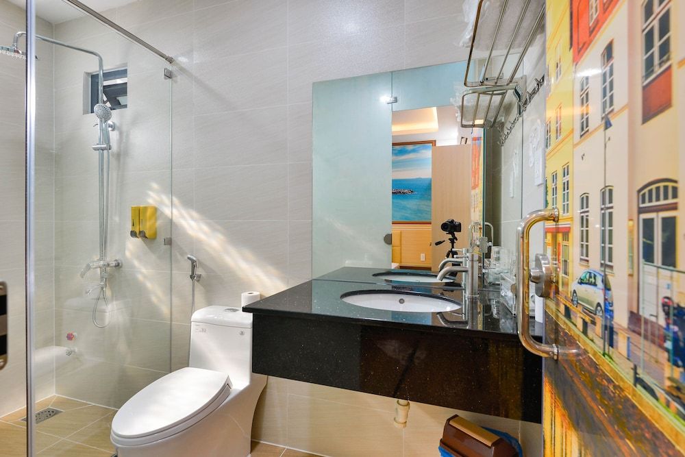 Love Hotel Airport Deluxe Triple Room 8