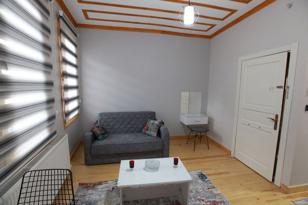 undefined Rota Apart 6