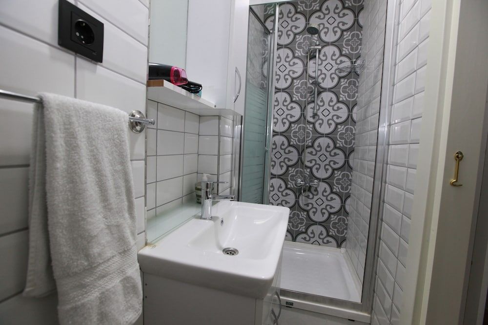 undefined Rota Apart 8
