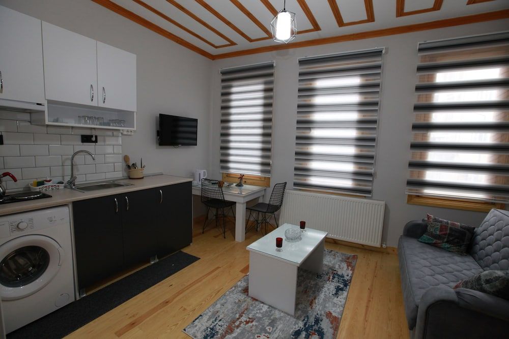 undefined Rota Apart 4